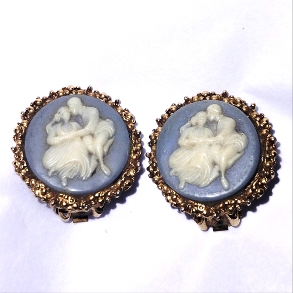 Vintage Jewelry - Vtg Courting Couple Lucite Cameo Clip Earrings